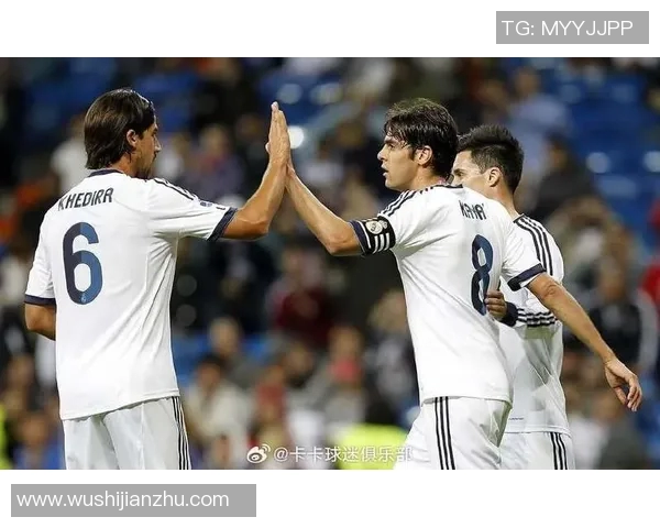 卡卡引领的足球明星阵容揭秘与战术分析，重温经典比赛瞬间